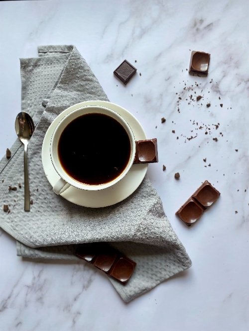 Pourquoi propose-t-on un chocolat avec le café au restaurant ? - BNUS - Les  réponses aux questions du quotidien